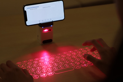 机がキーボードに！ レーザーで投影『Serafim Keybo（セラフィムキーボー）』