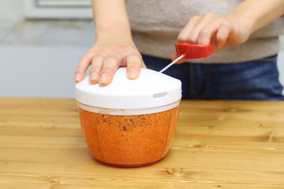 引っ張るだけでみじん切りができる時短グッズ『ぶんぶんチョッパー』