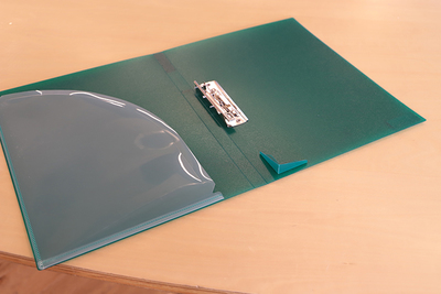 書類をきれいに挟み込める！　フェイバリッツ 「Zファイル」