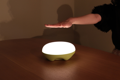 手をかざして光を調節！『LED Sensor Lamp（LEDセンサーランプ）』