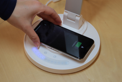 置くだけでスマホを充電できる「LEDデスクライト」