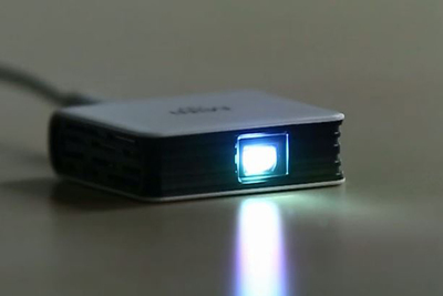 画期的なコンパクトさ！27gのポータブルプロジェクター『MiNi ray（ミニレイ）』