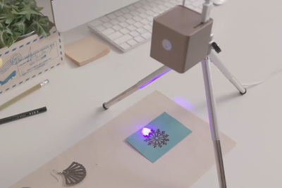 ジジジっと木材や紙、食品にもレーザー刻印ができる『Cubiio』