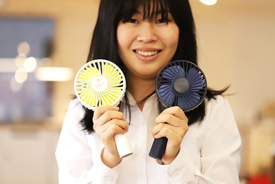 うちわみたいに使える扇風機。今夏のお供に。『小型卓上扇風機(SOLOVE)』
