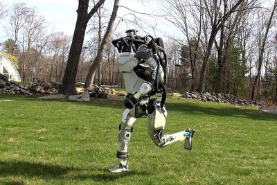 人間以上？荒野を駆けバク宙までこなす人形ロボット『Atlas』