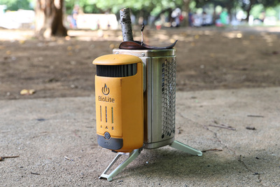 焚き火のエネルギーでスマホに充電できる「キャンプストーブ２セット」