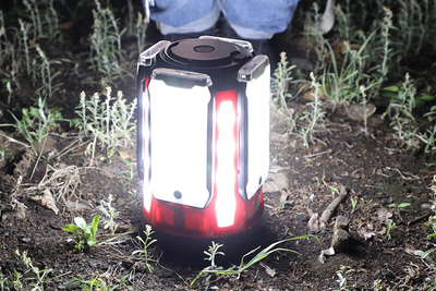 ４つの発光パネルを取り外しできるLEDランタン『クアッドマルチパネルランタン』