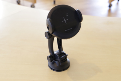 車の中でもサッとワイヤレス充電！自動開閉式スマホホルダーが便利