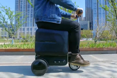 乗って移動できるラクラク3輪スーツケース『Airwheel SE3』