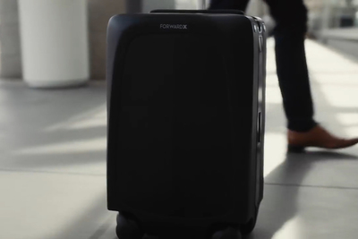 まるでペット!?ピッタリ横をついてくるAI搭載スーツケース『Ovis』