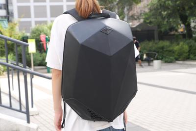 スピーカーも付いてる！荷物の保護に特化した機能性バックパック『SHIELD』