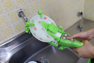 日々の食器洗いを楽しく効率的に！掴んで回す手持ち食洗機「くるさらウォッシュ」