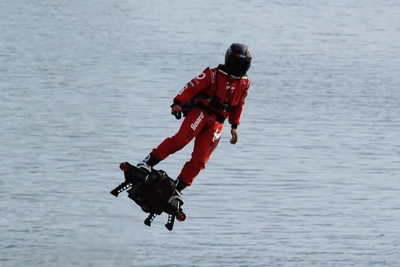 最高時速140km！ ジェットエンジン搭載ホバーボード『Flyboard Air』