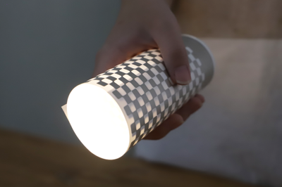 まるめるだけで光る不思議な紙『paper-torch』【半歩未来のライフスタイル】