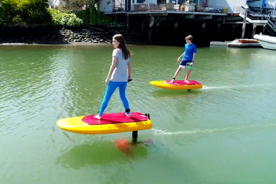 水上を優雅にお散歩！ 「飛ぶ」サーフボード『JetFoiler』