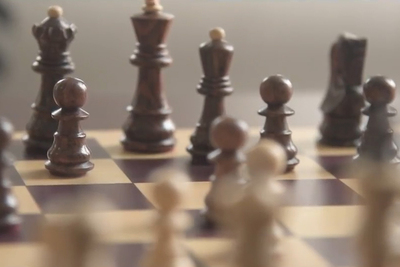 遠隔対戦も！ チェスの駒が自動で移動するボード『Square Off』