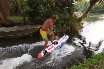 エンジンでグイグイ水上を駆けるサーフボード『JetSurf』