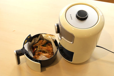 いろんなものが簡単に調理できる！レトロ調 熱風フライヤー「NFC-16」