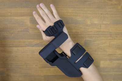 仮想世界に触れる。VRデバイス「EXOS Wrist DK2」は触覚を再現