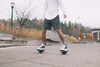 両足で自由に移動できる、ローラースケート風の電動乗り物「ZUUM」