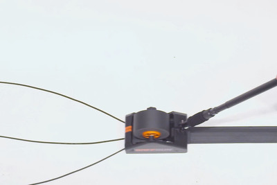 床のコードを一瞬でまとめる片付けグッズ「GaffGun」