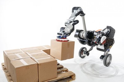 まるでゲーム。ダチョウのような荷運びロボットが縦横無尽に大活躍