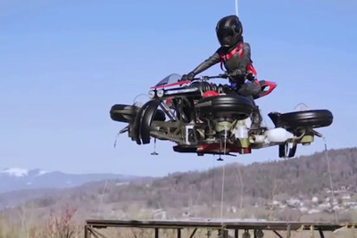 ジェットエンジン付き4輪バイク『LMV 496』が浮上！