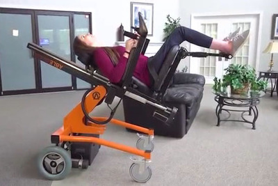 リクライニングから立ち作業までできる車椅子「AbleChair」