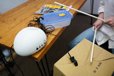 日用品にクリップを挟むだけでドラムに早変わり!?『CLIPHIT』