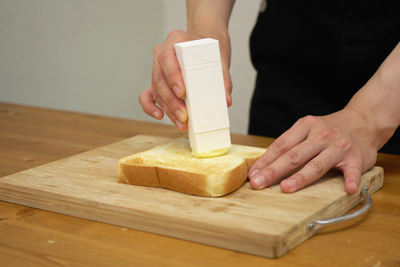 スティックのりのようにバターがぬれる『直ぬりバタースティック』