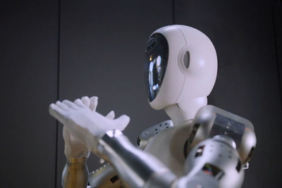 倉庫作業から料理まで！　一緒に働いてくれる等身大ロボット「EVEr3」