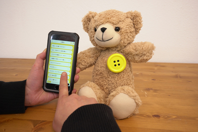 ぬいぐるみにつけるボタン型スピーカー「ぺチャット」【半歩未来のライフスタイル】