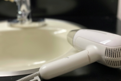 ドライヤーを身近なアイテムでスッキリ収納するアイデア7選【専用グッズも】