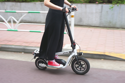 ”ちょっとそこまで”を快適に！公道走行OKな立ち乗りスクーター『X-SCOOTER LOM』【半歩未来のライフスタイル】