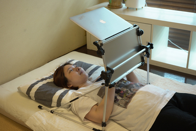 寝ながらPC・タブレット操作『仰向けゴロ寝デスク2』【暮らしを彩るオススメグッズ】