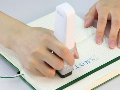 屋外で印刷？ たった92グラムのスティック型プリンター「Selpic P1」