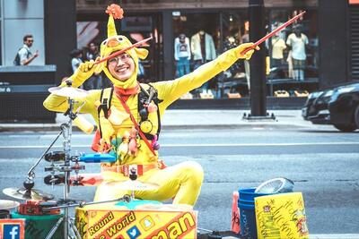 ホームレスから一発逆転！国際的路上パフォーマーを生んだドラムスティック【Moovooモノ語り】