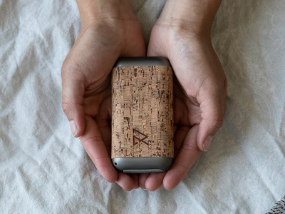 使い捨てカイロはもう古い？モバイルバッテリーにもなる最新式カイロ「Ravean」