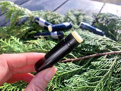 フードアーティストの手作りリップクリーム　材料は森からいただく蜂蜜【Moovooモノ語り】