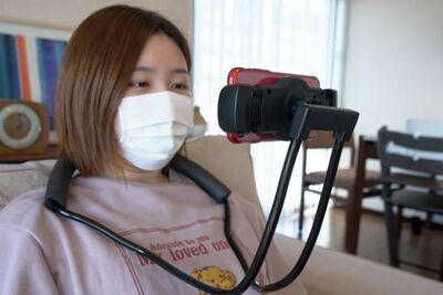 自由に変形する『首掛けスマホホルダー』手ぶらでスマホが楽しめる【半歩未来のライフスタイル】