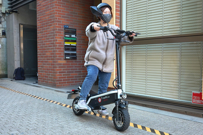 太めのタイヤで安定走行 エコで楽しい電動キックボード『Free Mile Plus』【半歩未来のライフスタイル】
