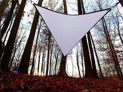 空飛ぶじゅうたん？ 森に浮かぶ三角ハンモック「TroikaHammock」