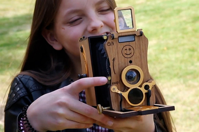 飾って映える！使うとエモい！ヴィンテージライクな木製インスタントカメラ「Jollylook Auto」で、もっと写真を自分らしく