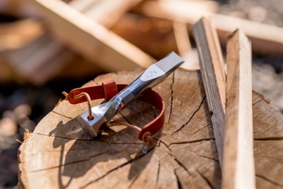 女性でも簡単に使える軽い薪割り用クサビ「ALFe」