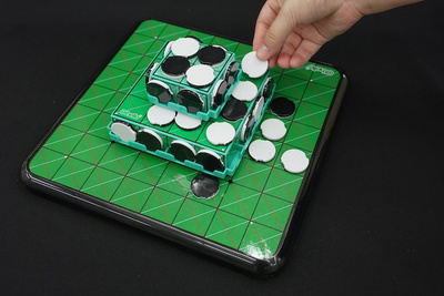 新感覚のオセロ盤！予想外の攻撃が楽しめる『3D立体オセロ』【半歩未来のライフスタイル】
