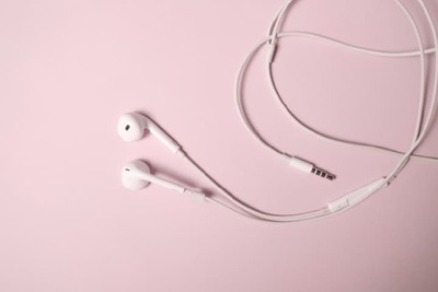 イヤホンを触ると静電気が発生する原因について究明！