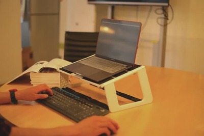 [レビューあり]どこでも健康的な姿勢に保てるノートパソコンスタンドを紹介！