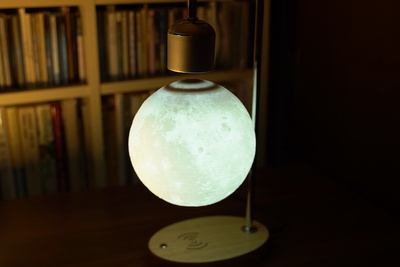 枕元にぴったり！ワイヤレス充電器付きの月型ライト『MOON G』【半歩未来のライフスタイル】
