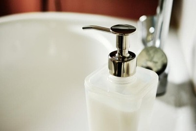 詰め替え用シャンプーをそのまま利用する方法 メリット・デメリットとは？