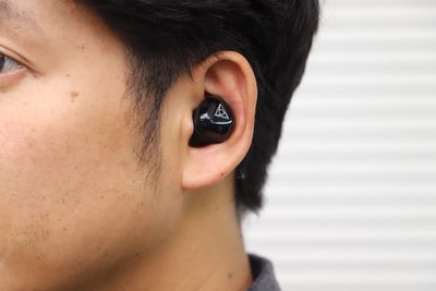 ぐにゃっと曲がってあらゆる耳にフィットするワイヤレスイヤホン「VIE FIT（ヴィーフィット）」